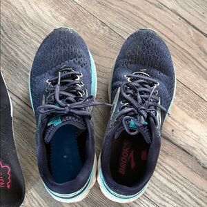 Brooks Women's Dark Blue and Teal Sneakers used/ lots of wear